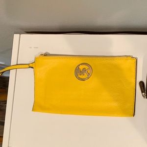 Michael Kors Bags - Mk hand bag🌼. 100% authentic 😁 Michael Kors Bags - Mk hand bag🌼. 100% authentic 😁